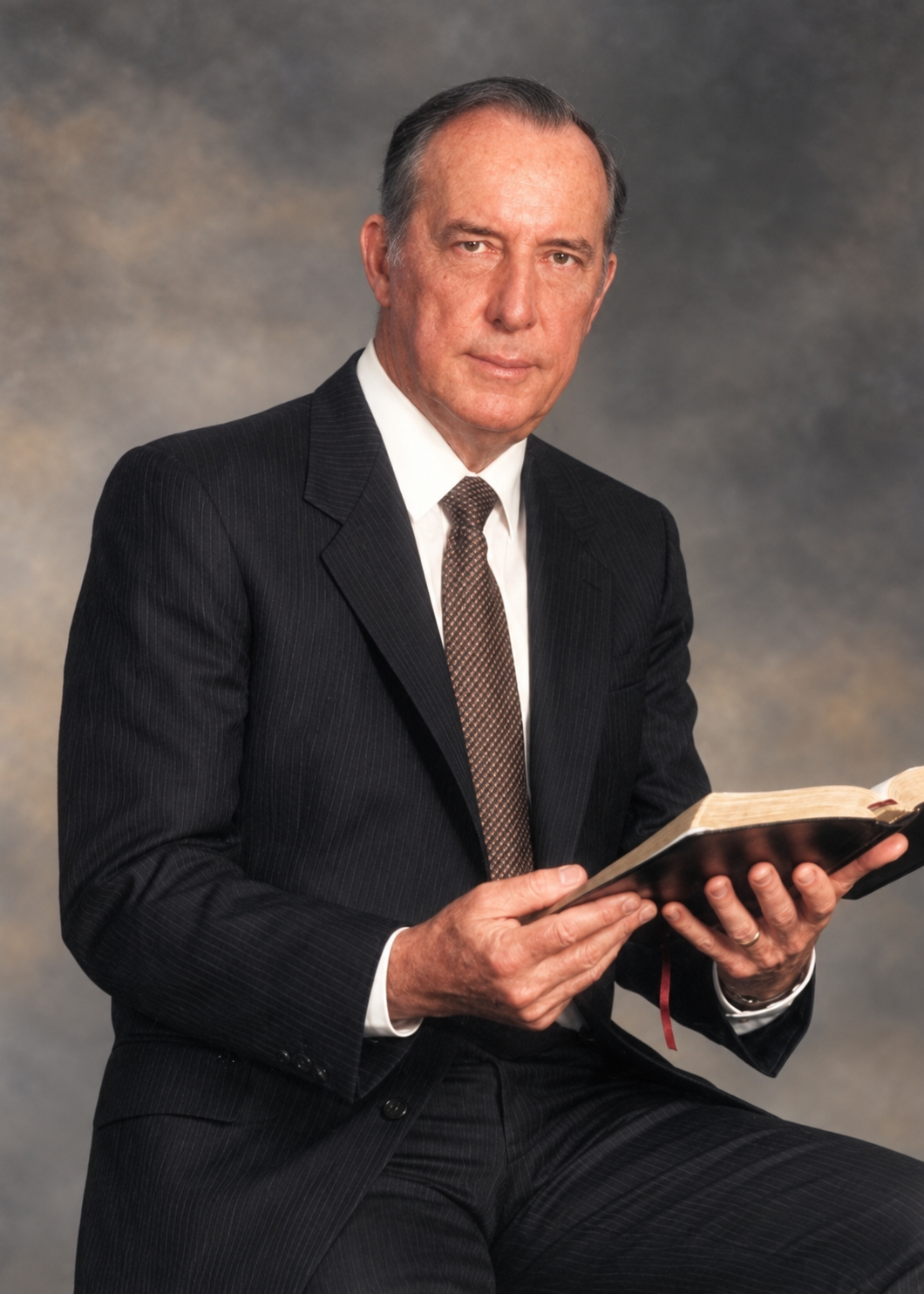 Derek Prince met een open Bijbel