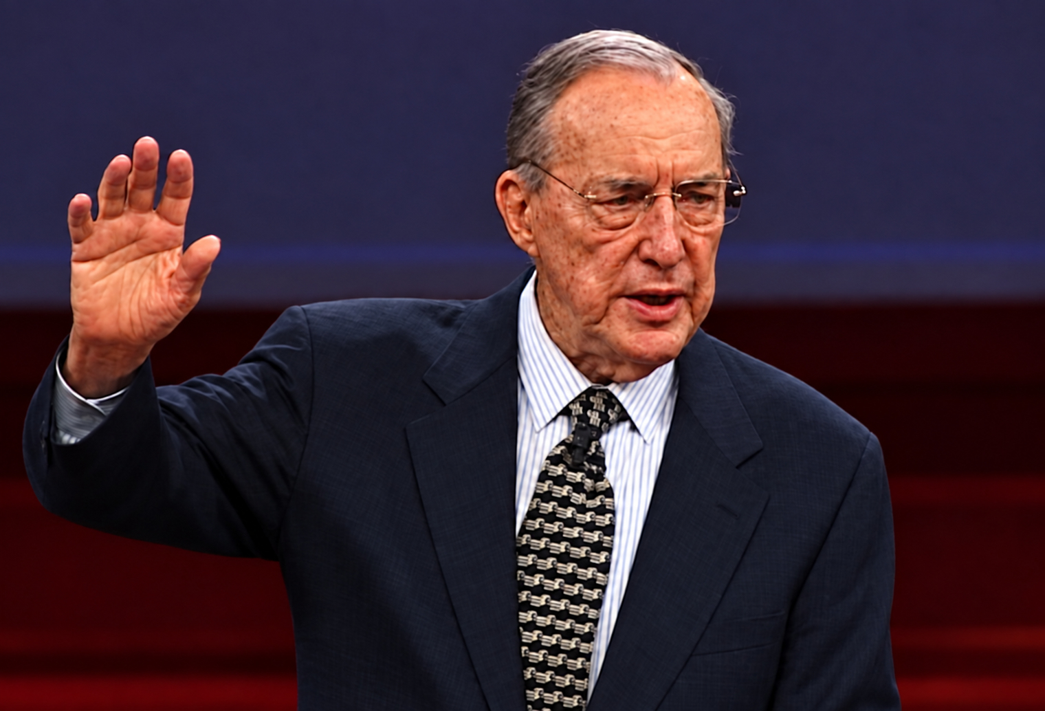Derek Prince tijdens een toespraak