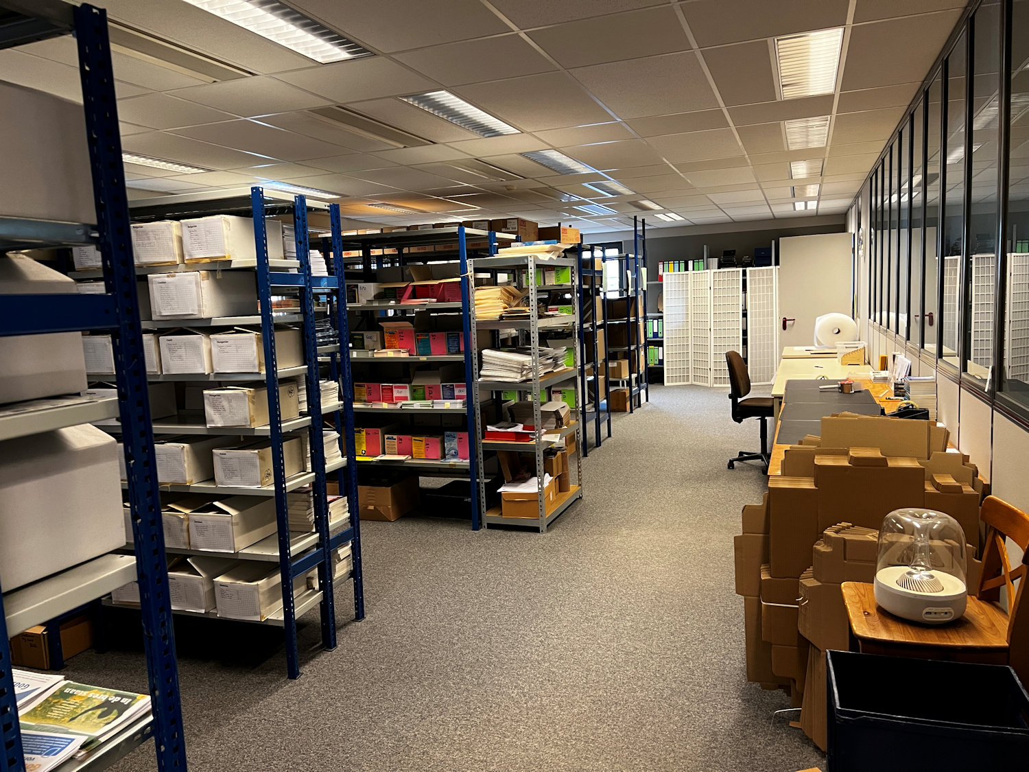 Magazijn met boeken en materialen van DPM Nederland